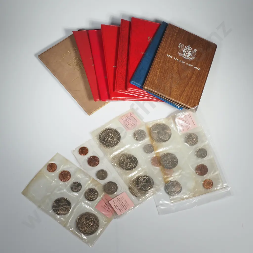 Reserve Bank of New Zealand - 10 Uncirculated coin sets - various years Image 1++