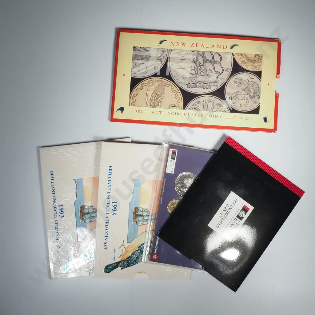 Reserve Bank of New Zealand - 5 Uncirculated coin sets - various years Image 1++