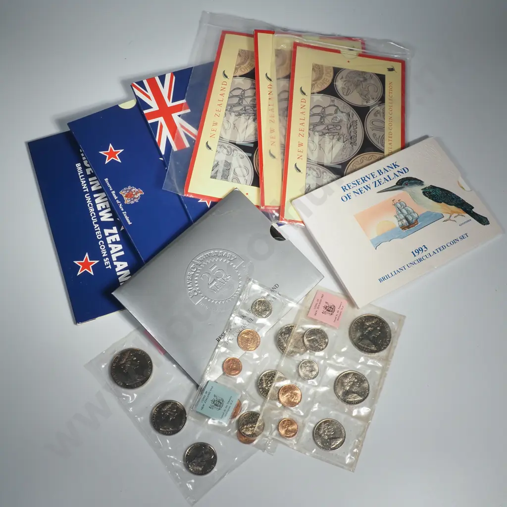 Reserve Bank of New Zealand - 10 Uncirculated coin sets - various years Image 1++