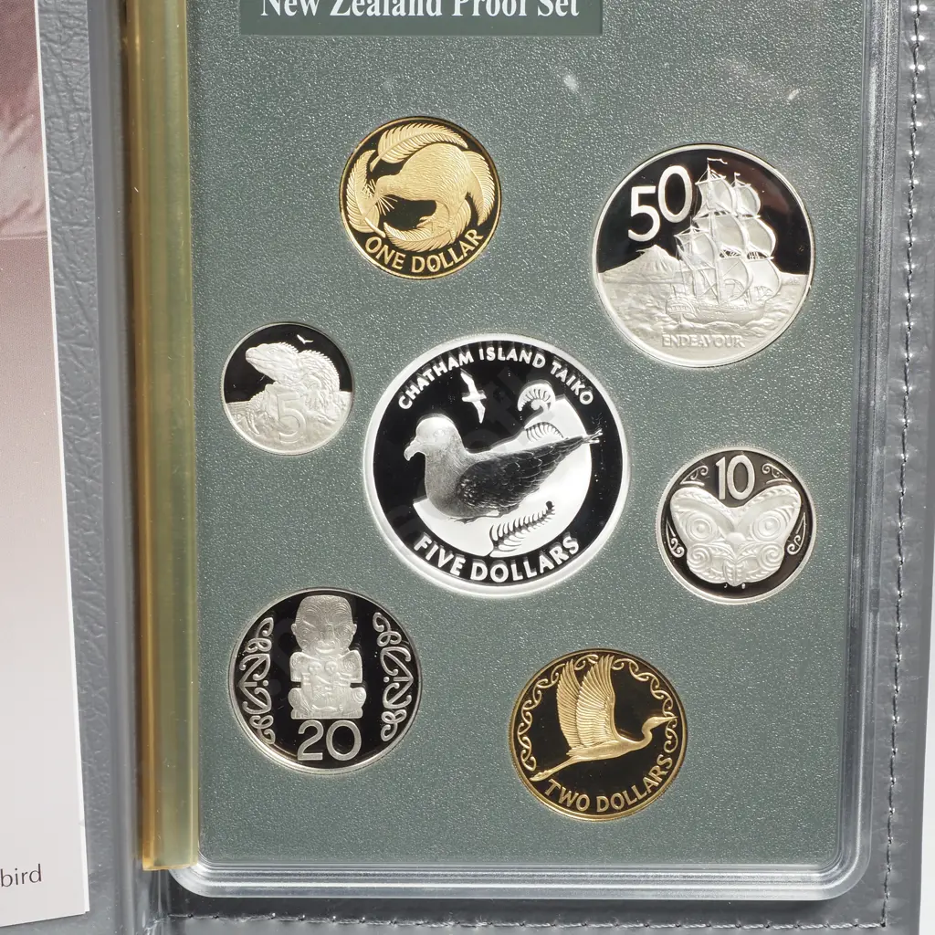 2004 NZ Proof Coin Set w Silver Five Dollar  Image 1++