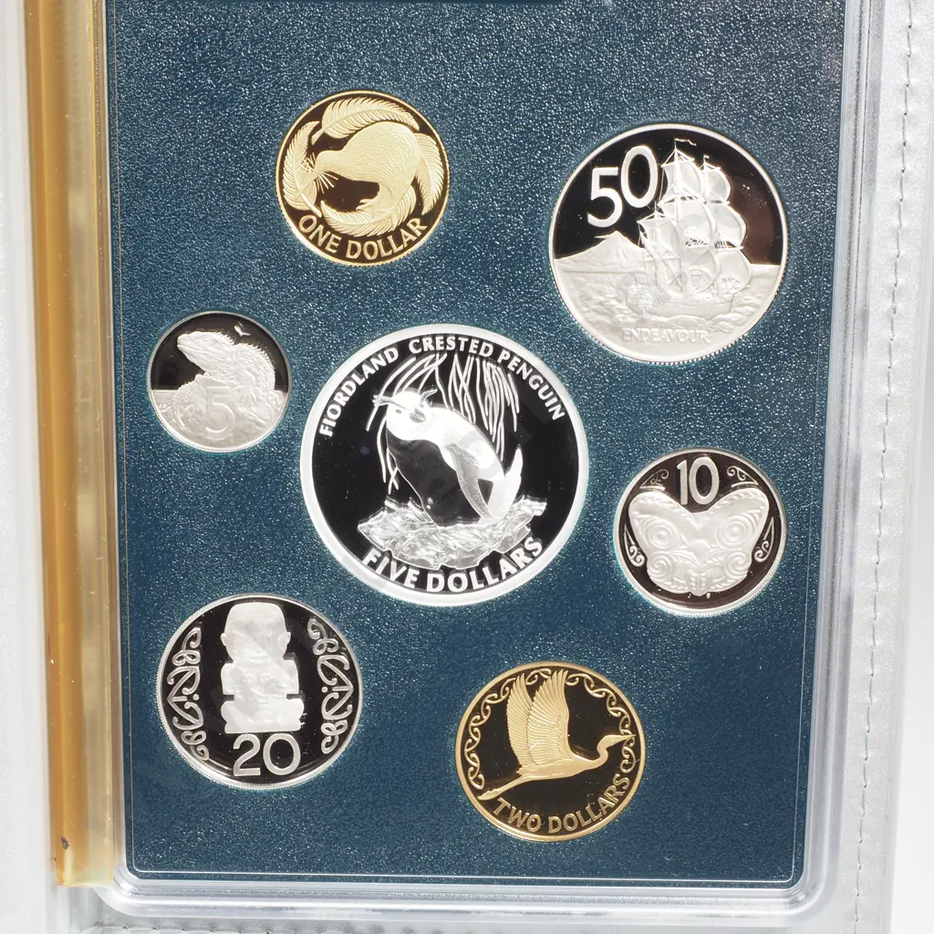 2005 NZ Proof Coin Set w Silver Five Dollar  Image 1++