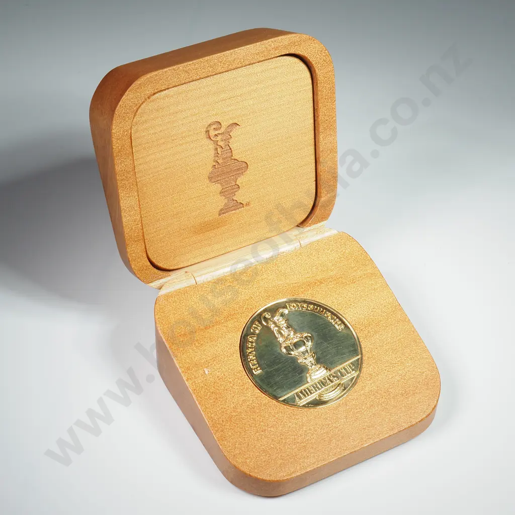 2000 Americas Cup Commemorative 9ct Gold Token in Original Wooden Box Image 1++