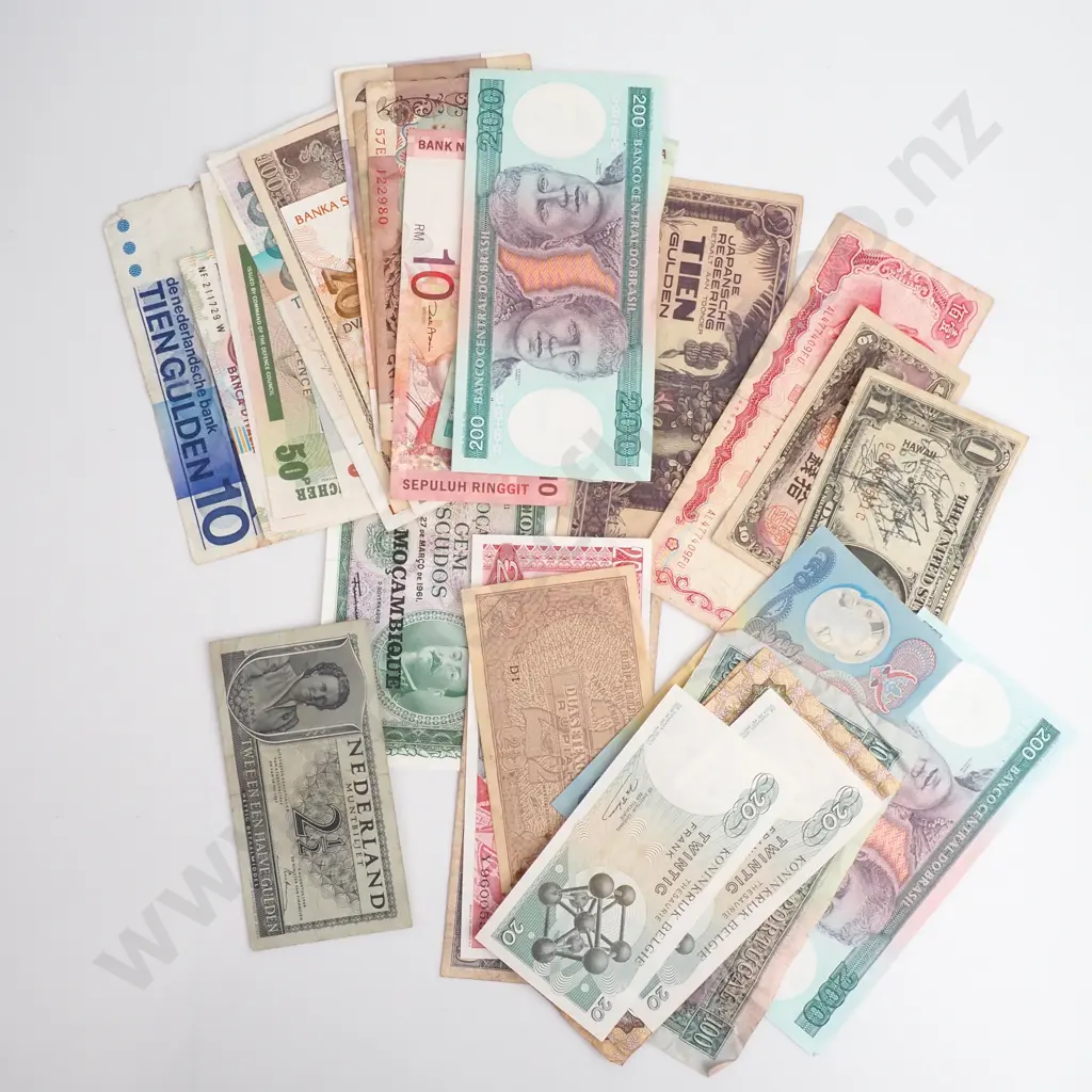 32 x World Banknotes Image 1++