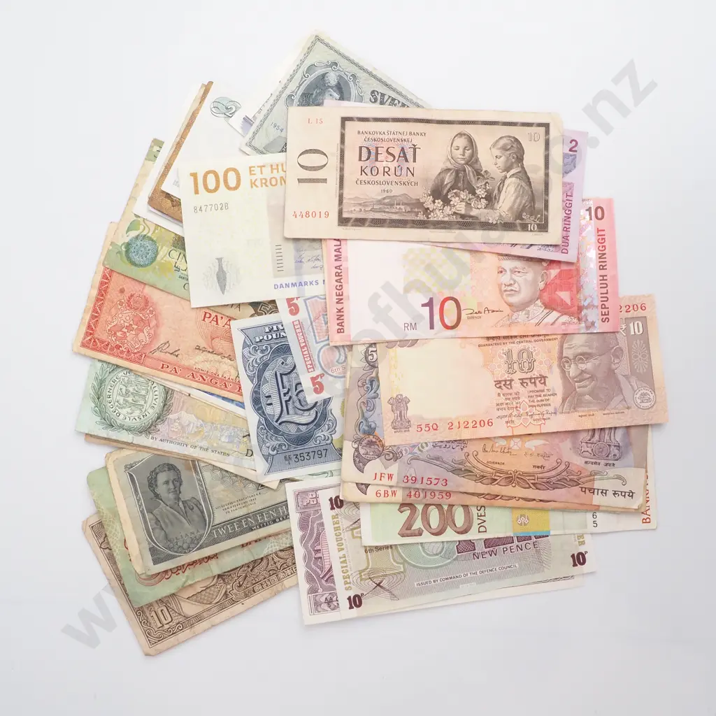 34 x World Banknotes Image 1++