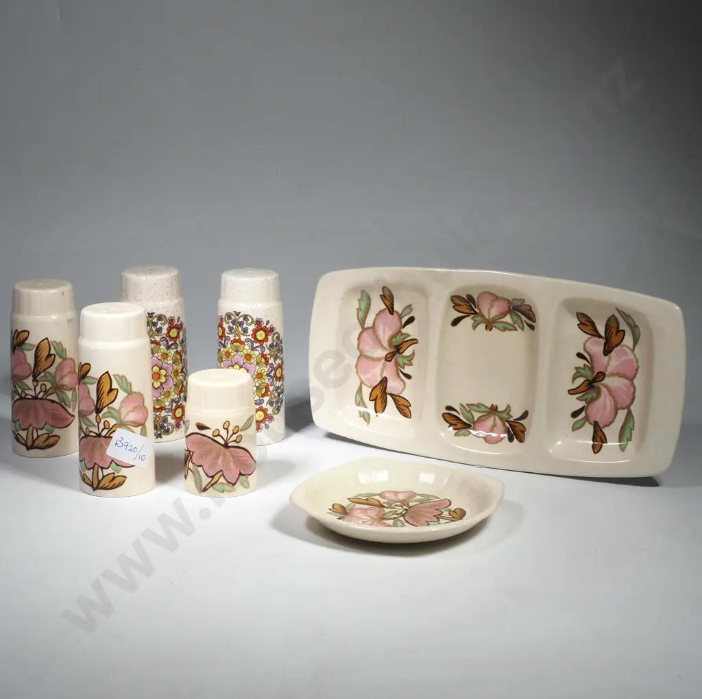 Royal Worcester Palissy Ware in the Taurus Pattern & a Palissy 'Kalaba' Lidded Pot w Side Handle & Segmented Tray Image 1++