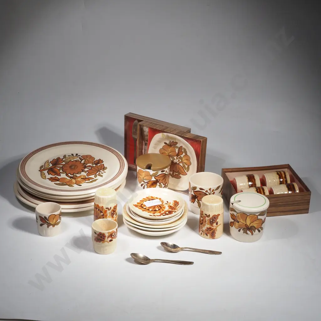 Collection of Royal Worcester Palissy Ware in the Kismet Pattern including Six Dinner Plates & Two Boxed Butter Dishes Image 1++