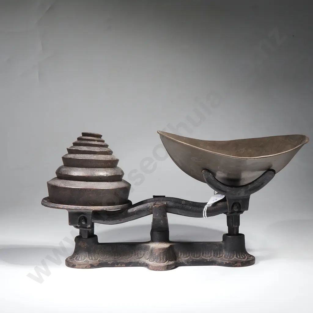 Antique Cast Iron Balance Scales w Weights Image 1++