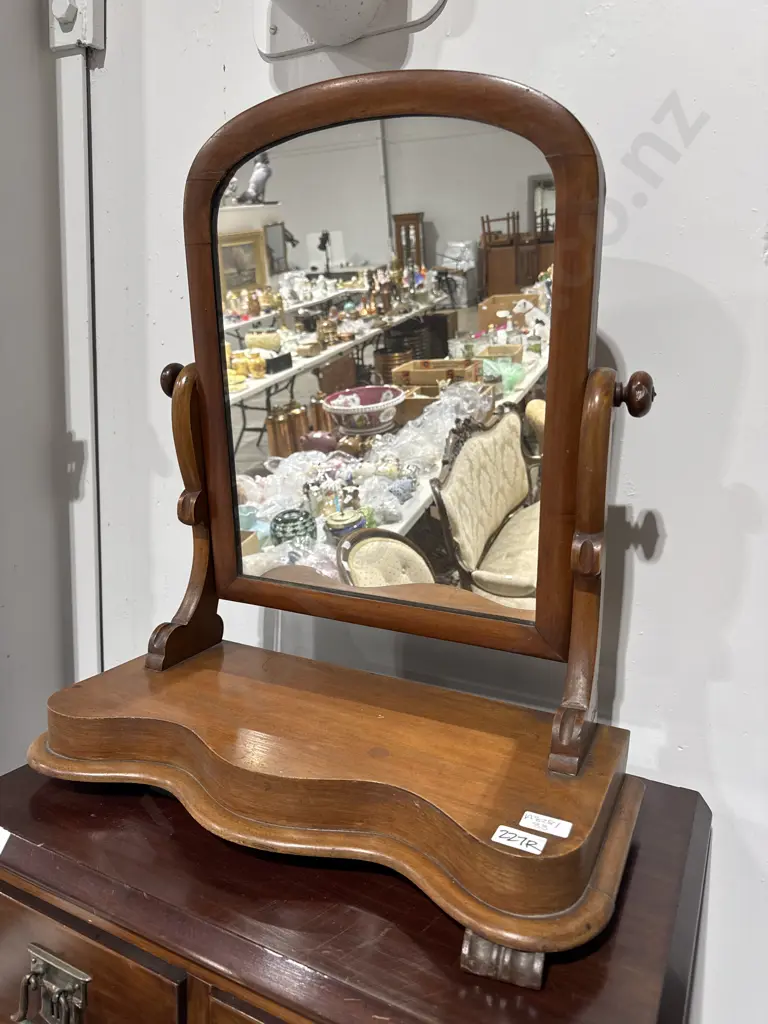 Victorian Mahogany Toilet Mirror On A Shaped Base. Image 1++