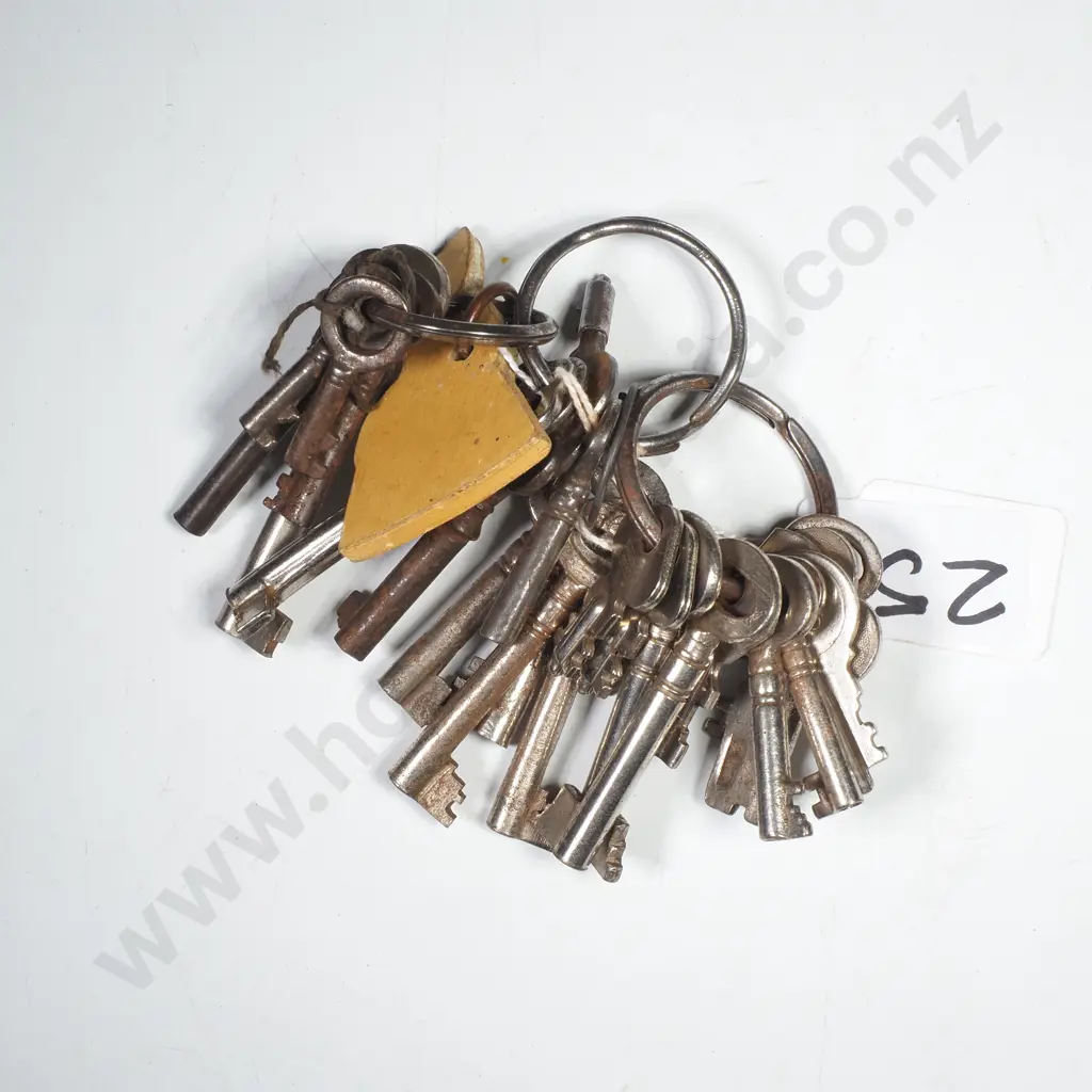 A Group of Vintage / Antique Cabinet Keys Image 1++