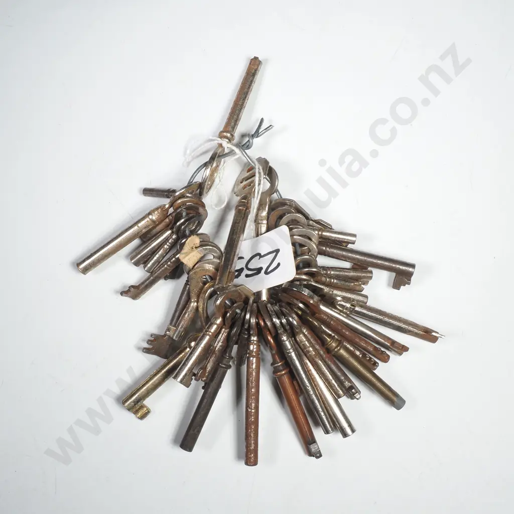 A Large Group of Vintage & Antique Skeleton & Barrel Keys Image 1++