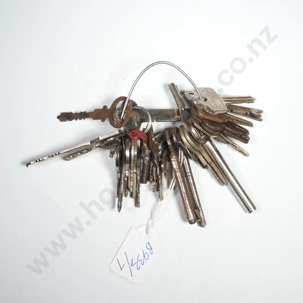 Assortment of Vintage Keys - Skeleton, Barrel, Automotive etc Image 1++