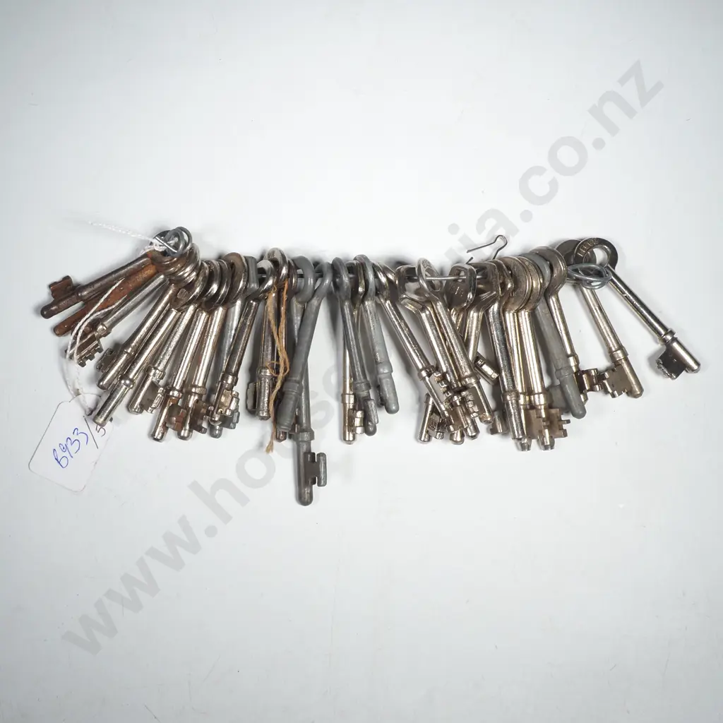 A Quantity of Vintage Skeleton Keys Image 1++
