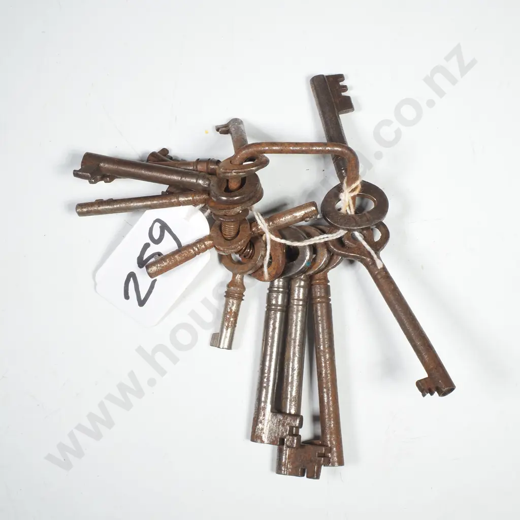 A Group of Vintage / Antique Skeleton / Barrel Keys Image 1++