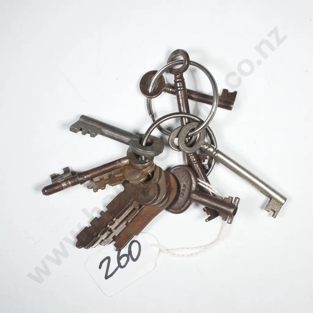 A Group of Vintage / Antique Cabinet / Trunk Keys Image 1++
