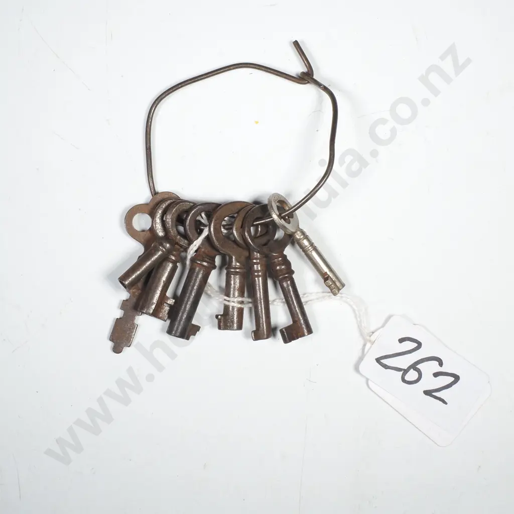 A Quantity of Antique / Vintage Small Cabinet Keys Image 1++