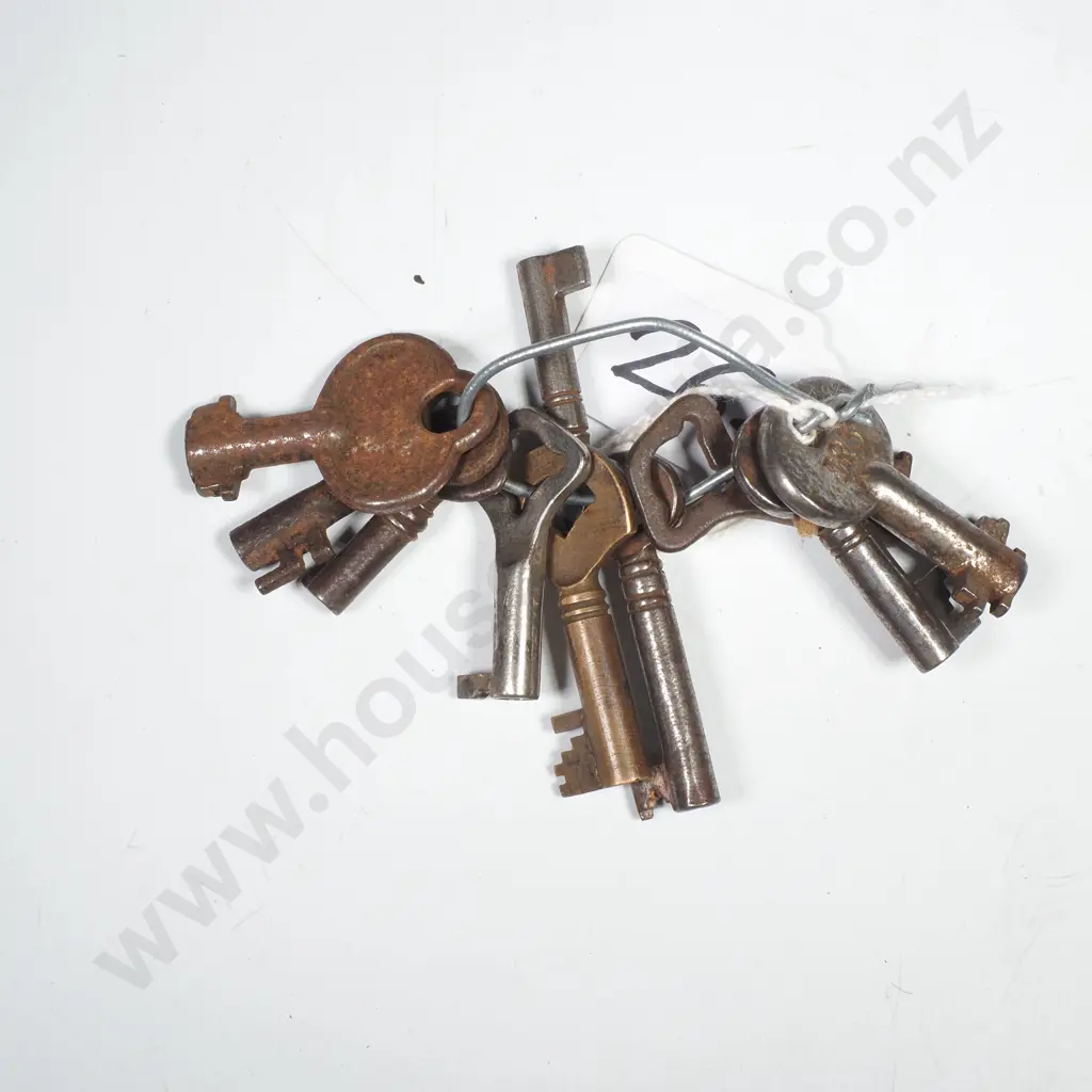 A Quantity of Antique / Vintage Barrel Cabinet Keys Image 1++