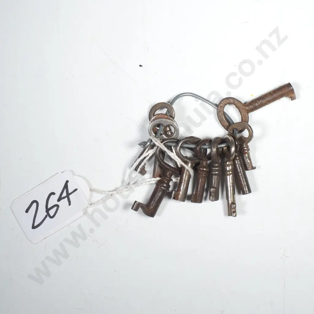 A Quantity of Antique / Vintage Small Cabinet Keys Image 1++