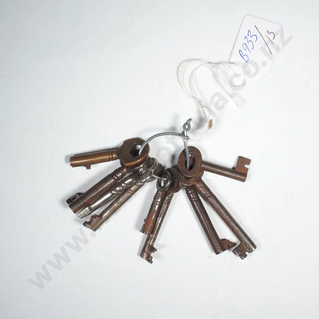 A Group of Vintage / Antique Cabinet Keys Image 1++