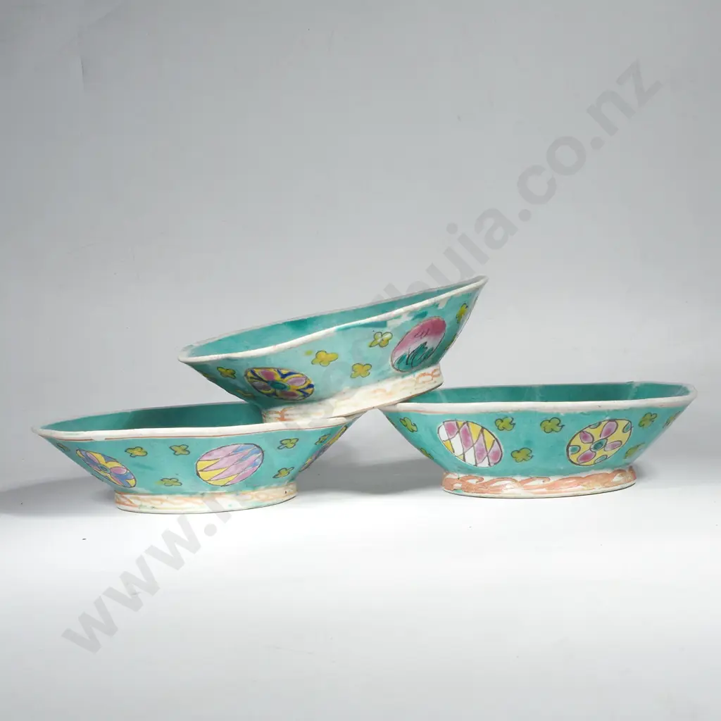 Three Small Chinese Porcelain Turquoise Bowls w Colourful Medallions & an Imari Coloured Square Bottle Vase Image 1++