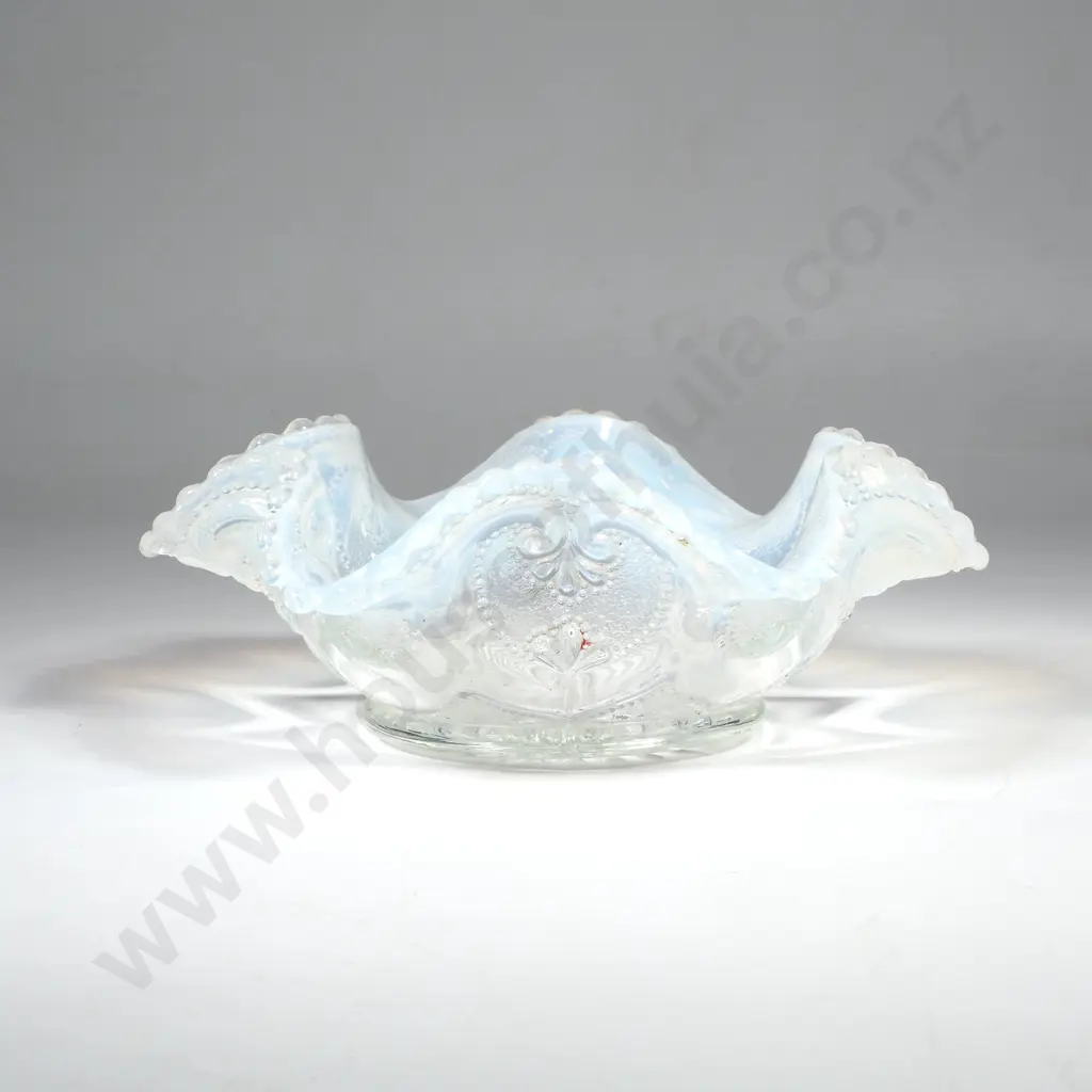 Vintage Dugan Opalescent Glass Bowl in the 'Jewelled' Heart Pattern Image 1++