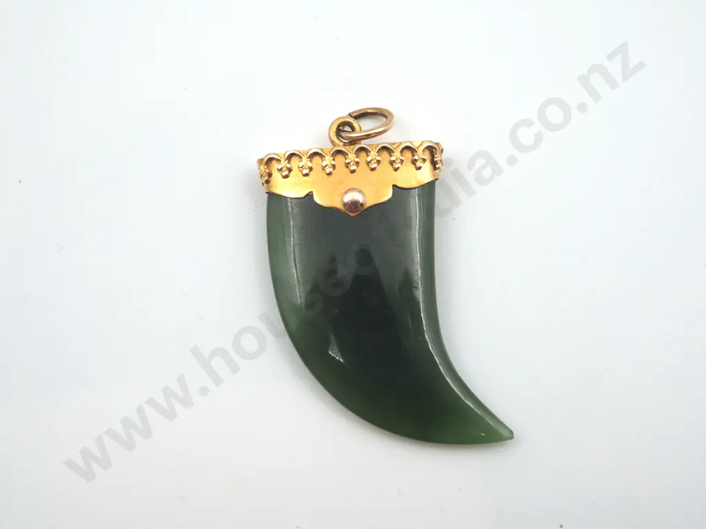 9ct Gold Greenstone Tooth Pendant Image 1++