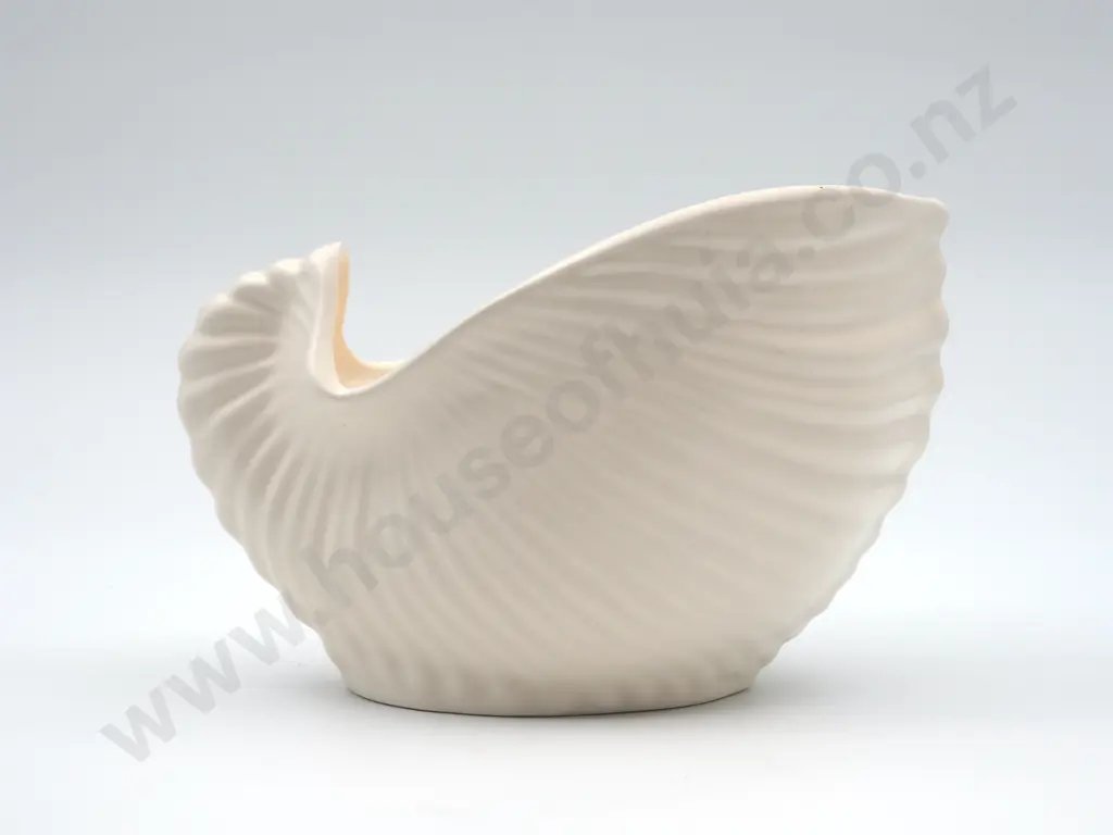 Crown Lynn Single Shell Vase No.135 Image 1++