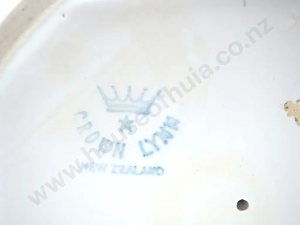 Crown Lynn Urn  No.666 Image 1++