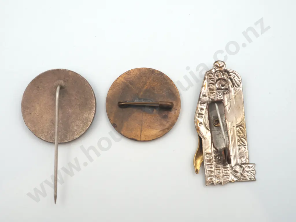 3 x different vintage New Zealand metal pins and badges issued to commemorate the British Empire Games Image 1++