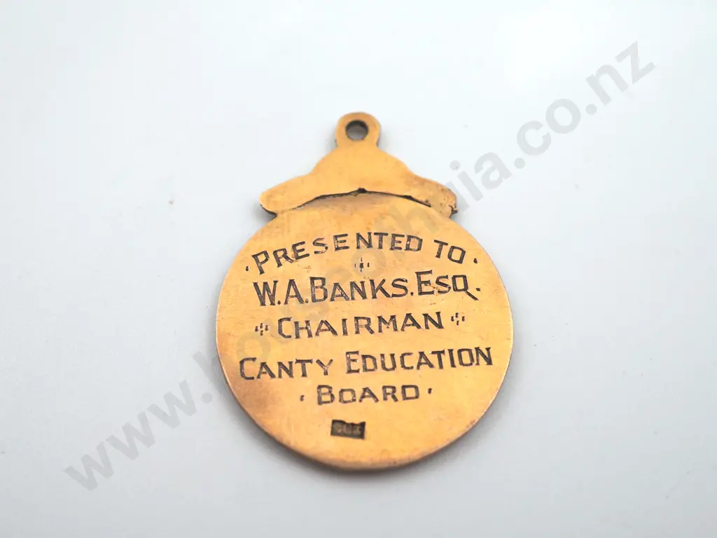 Vintage 9ct 4.6 grams gold medal engraved on the front “TAITAPU / SCHOOL / 18.4.31” Image 1++