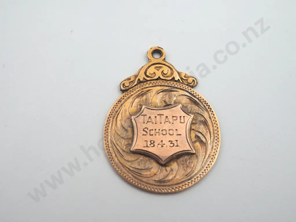 Vintage 9ct 4.6 grams gold medal engraved on the front “TAITAPU / SCHOOL / 18.4.31” Image 1++
