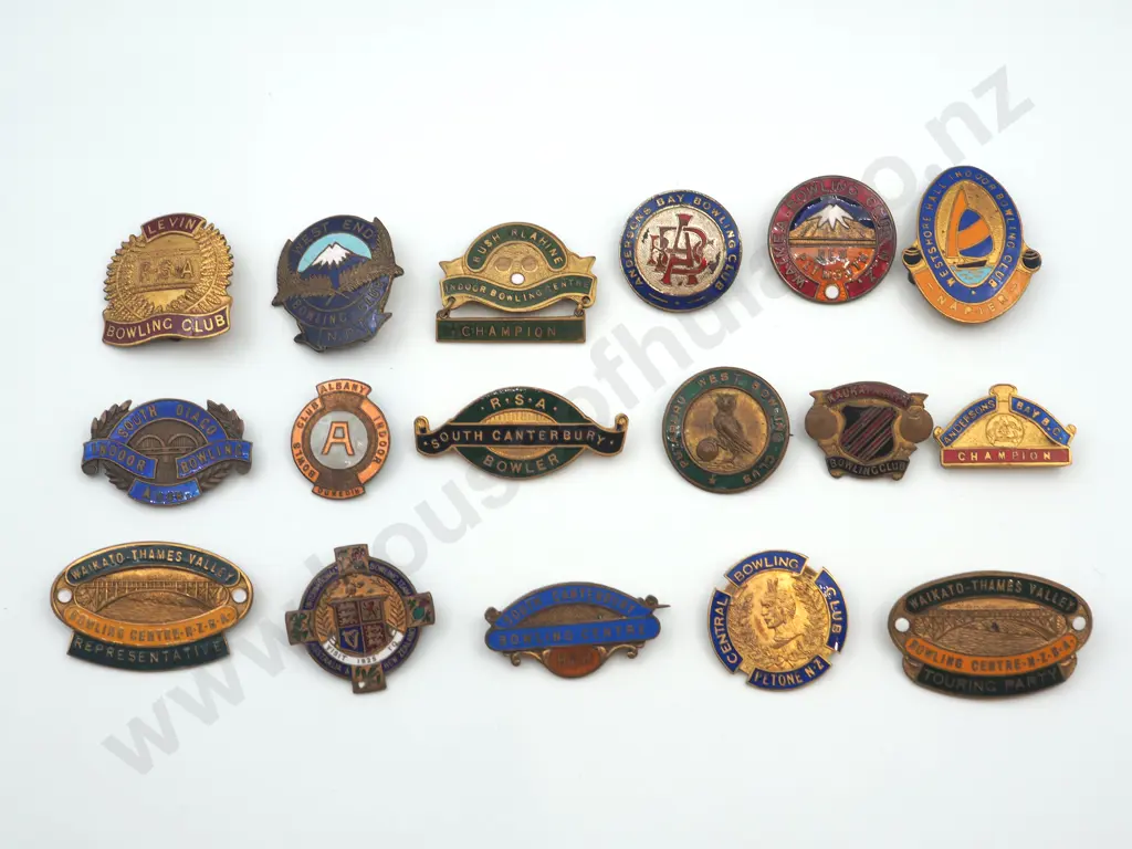 17 x different vintage New Zealand metal and enamel bowling club badges. Image 1++