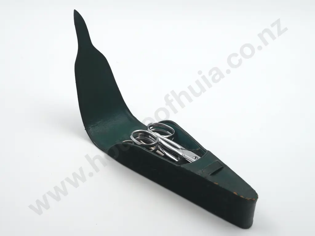 Leather Case & Scissors Image 1++