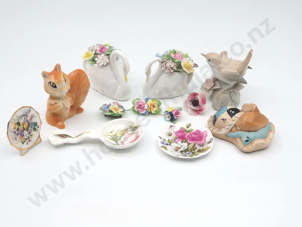 Group of Decorative Ornaments & Brooches Image 1++