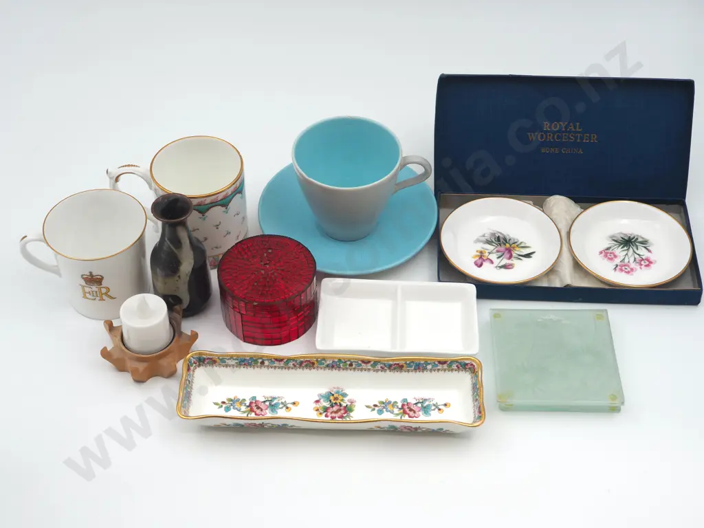 Box Lot of China & Collectibles Image 1++