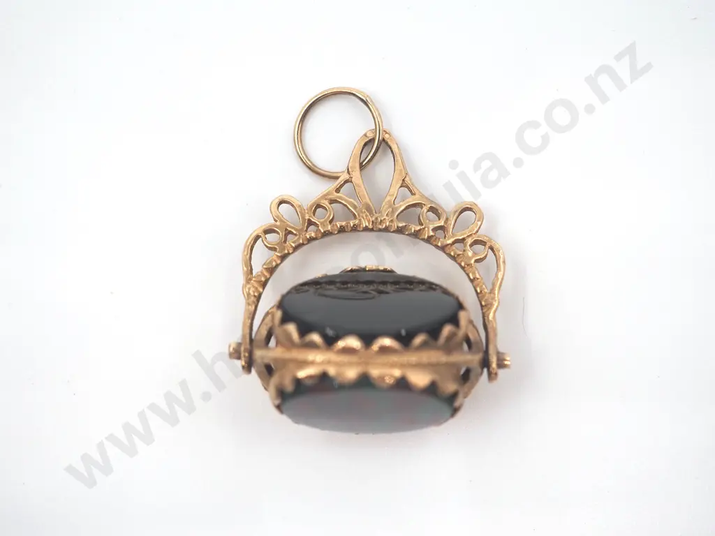 Three Sided Spinner Pendant in 9ct Gold Image 1++
