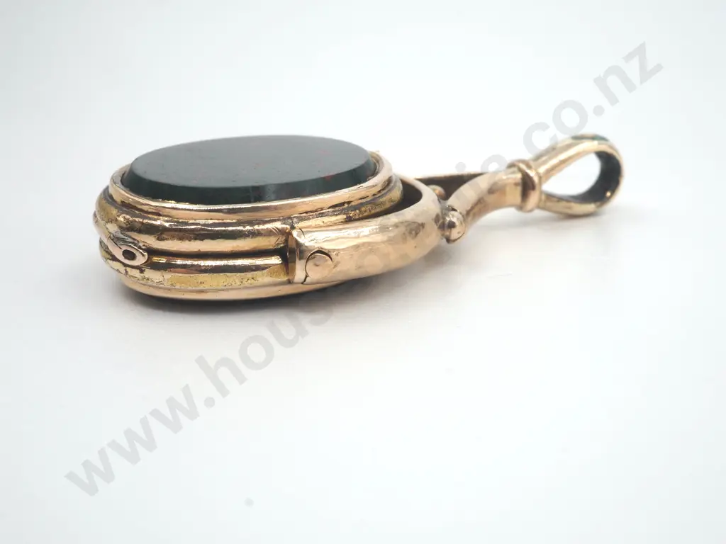 Bloodstone Spinner in 9ct Gold Mount Image 1++