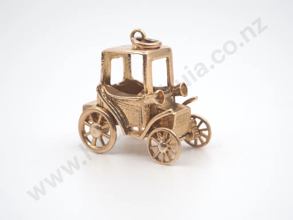 Early Motorcar Pendant in 9ct Gold Image 1++