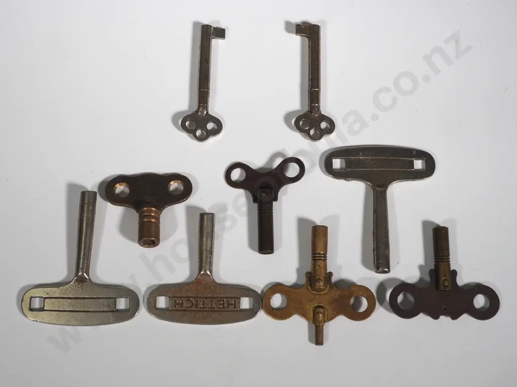 Selection of Vintage Clock Keys Image 1++