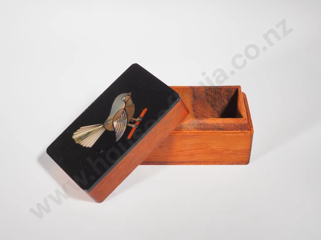 Lacquered Wooden Box w Inlaid Paua Fantail & Decorative Hand Carved Treen of Snail on Twisted Log Image 1++