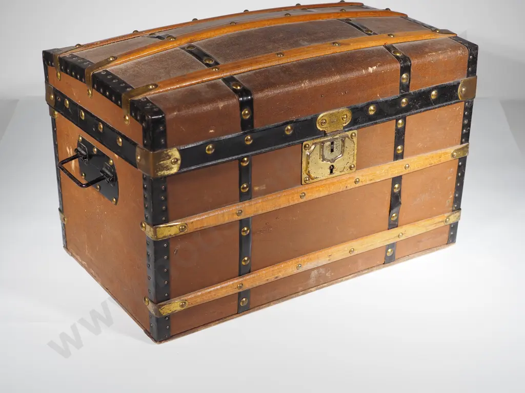 Antique Treasure Chest A/F: Only one hinge working otherwise in good condition. Image 1++