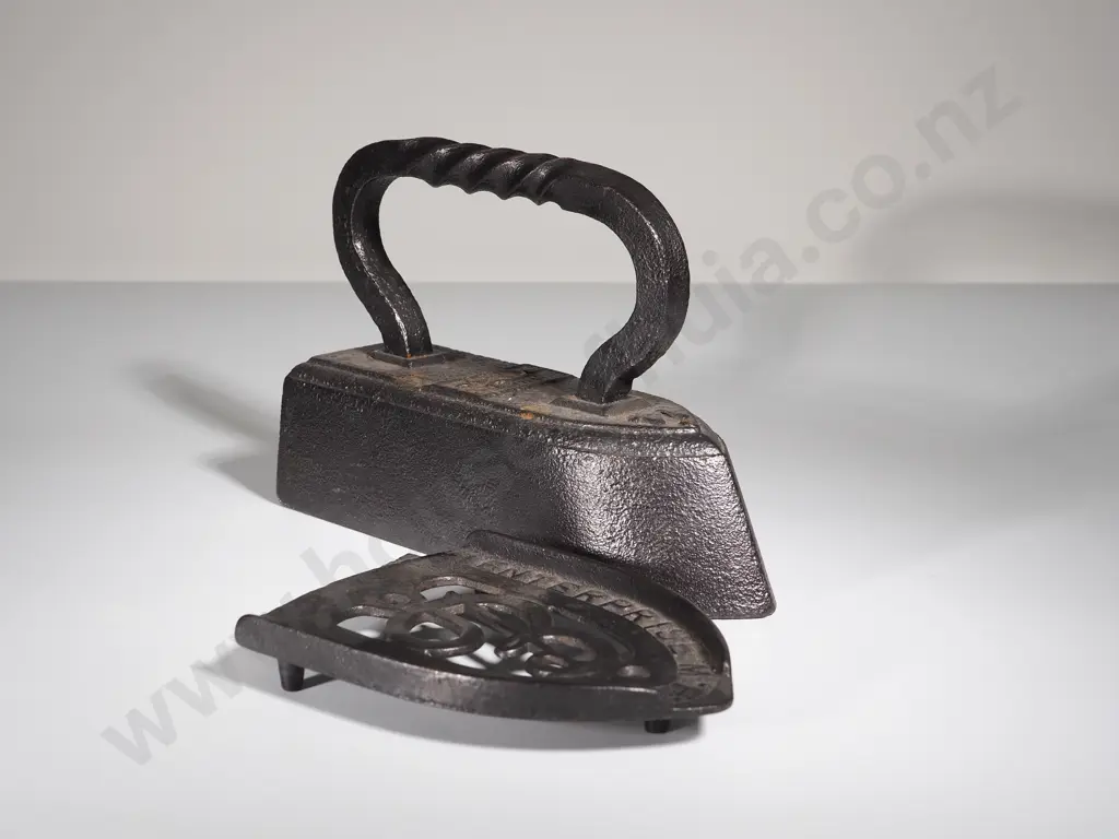 Antique Cast Iron Kettle & Trivet Image 1++