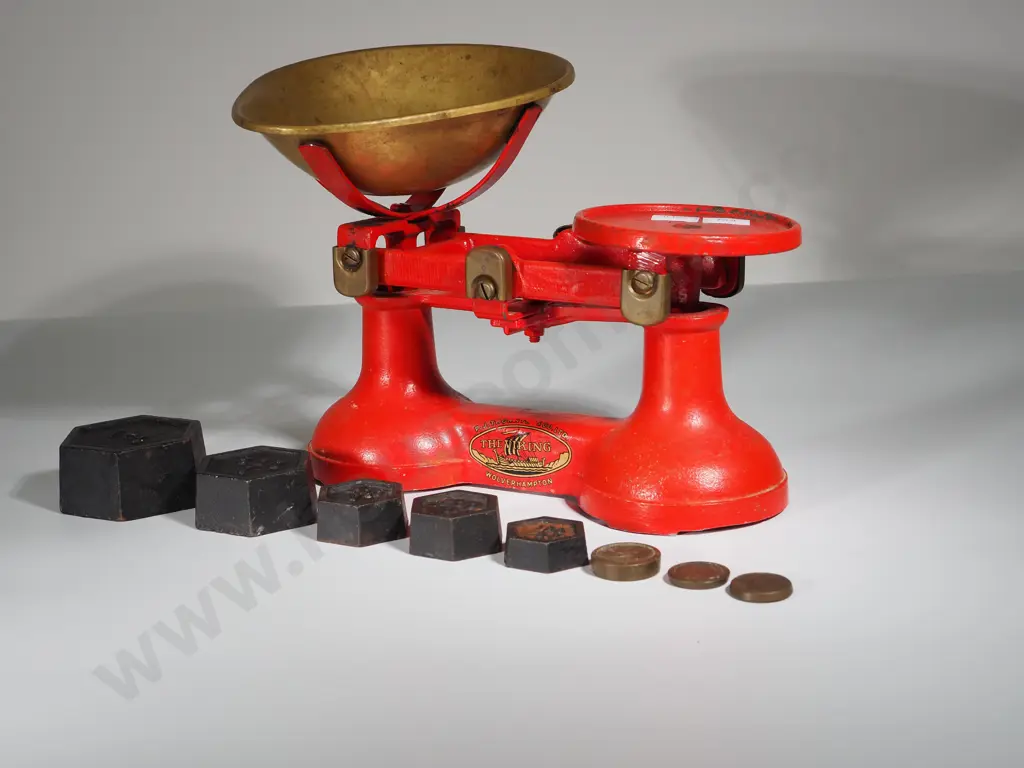 Vintage Red Metal Scale w Set of Weights Image 1++