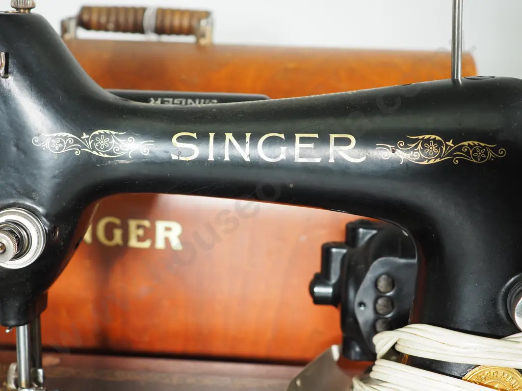 Vintage Portable Singer Sewing Machine in Original Wooden Box: Appears Complete Image 1++