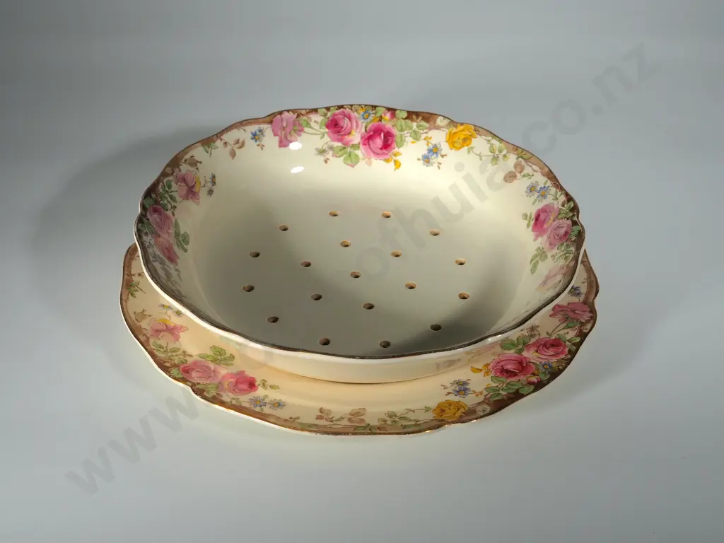 Royal Doulton Vegetable Dish w Drainer Image 1++