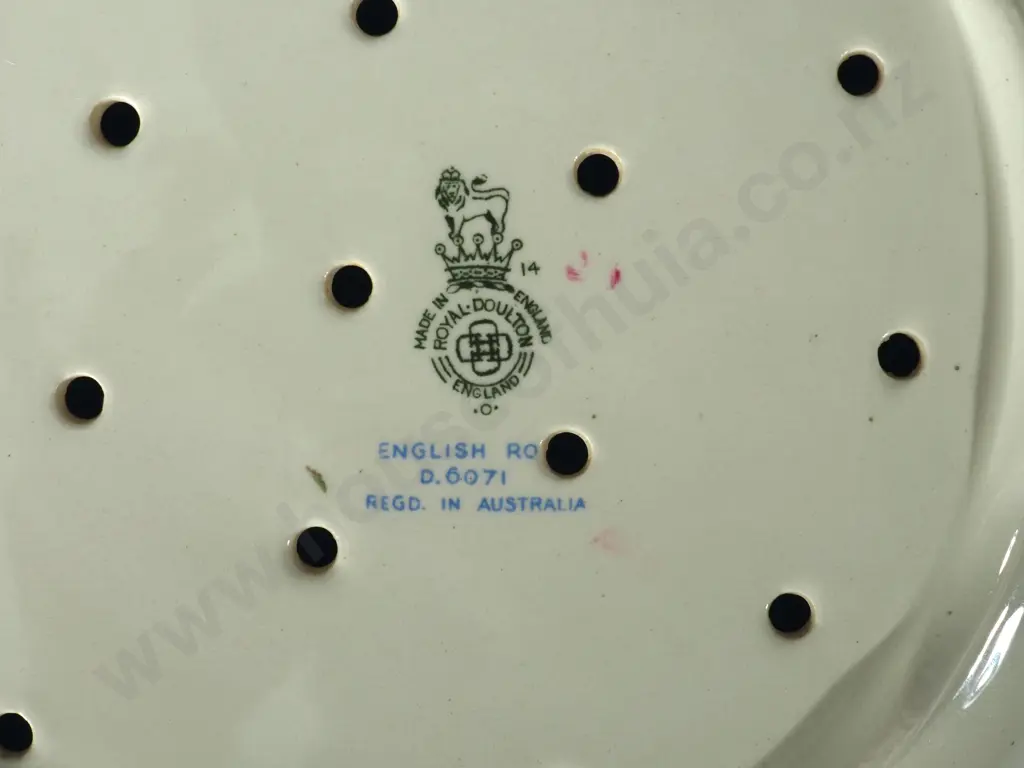 Royal Doulton Vegetable Dish w Drainer Image 1++