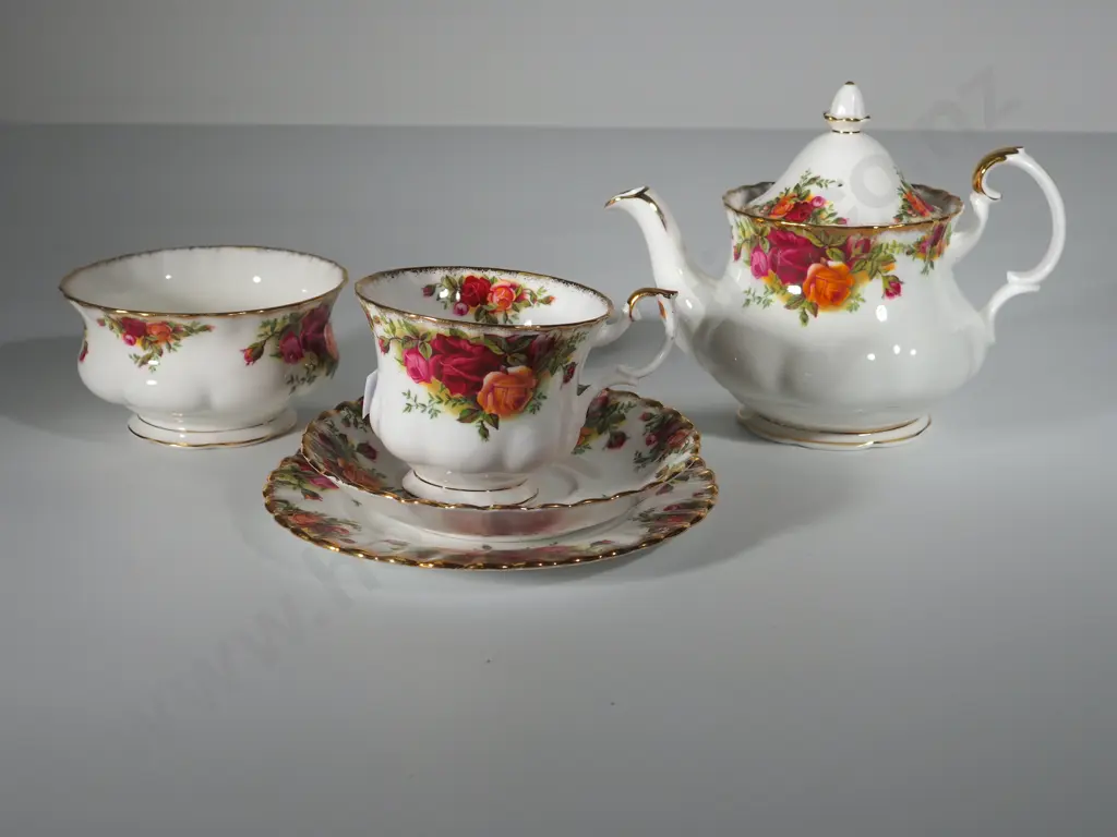 Royal Albert Trio, Sugar Bowl & Tea Pot - Old Country Rose Image 1++