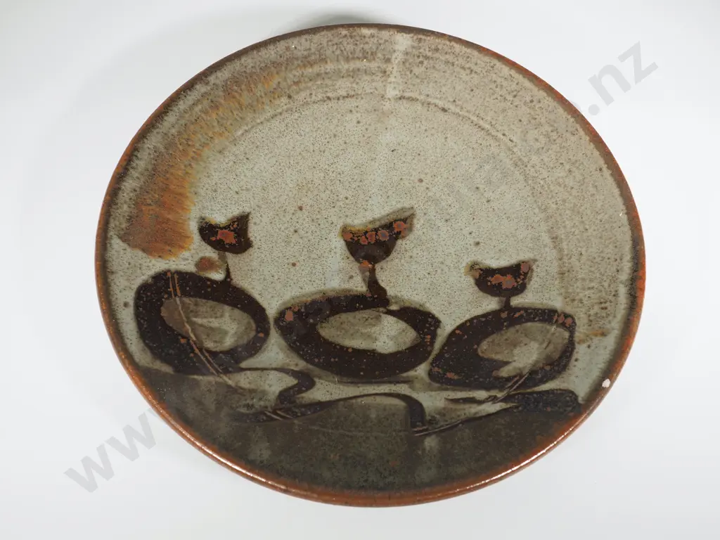 Art Pottery: New Zealand - Two  Plates Image 1++