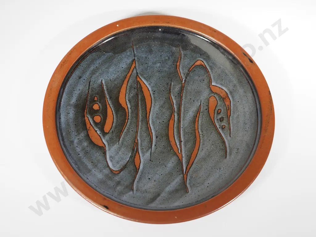 Art Pottery: New Zealand - Two  Plates Image 1++