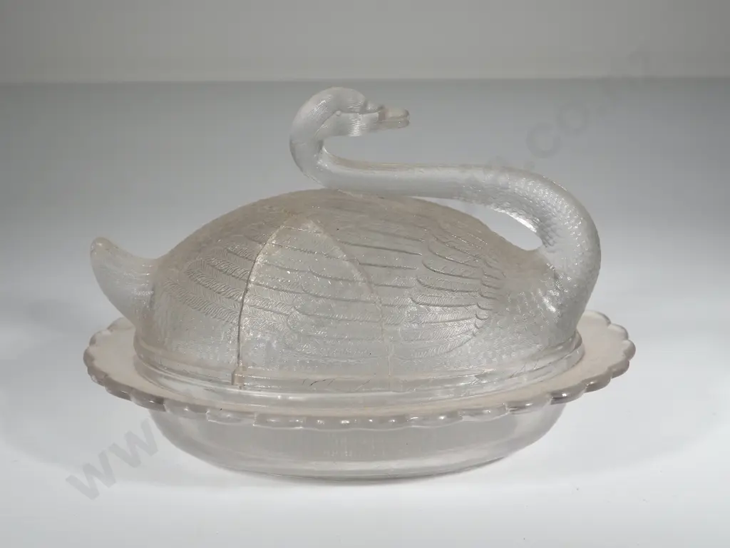 Cast Glass Swan Egg Vase A/F Image 1++