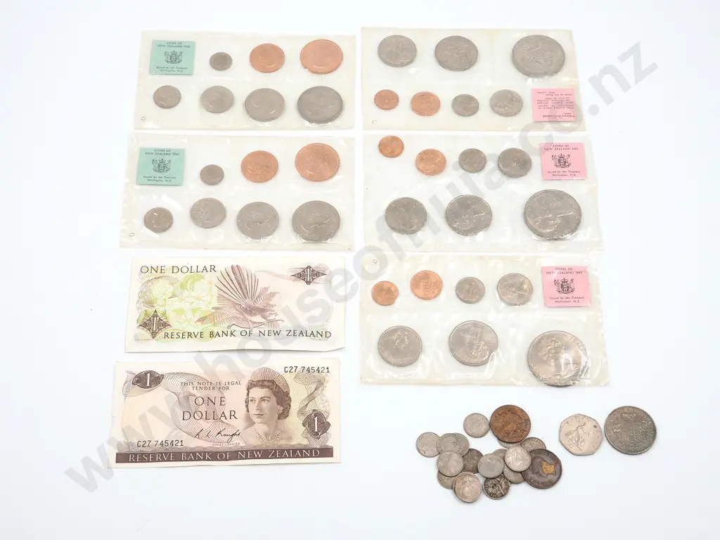 Mixed Lot of New Zealand Currency Image 1++